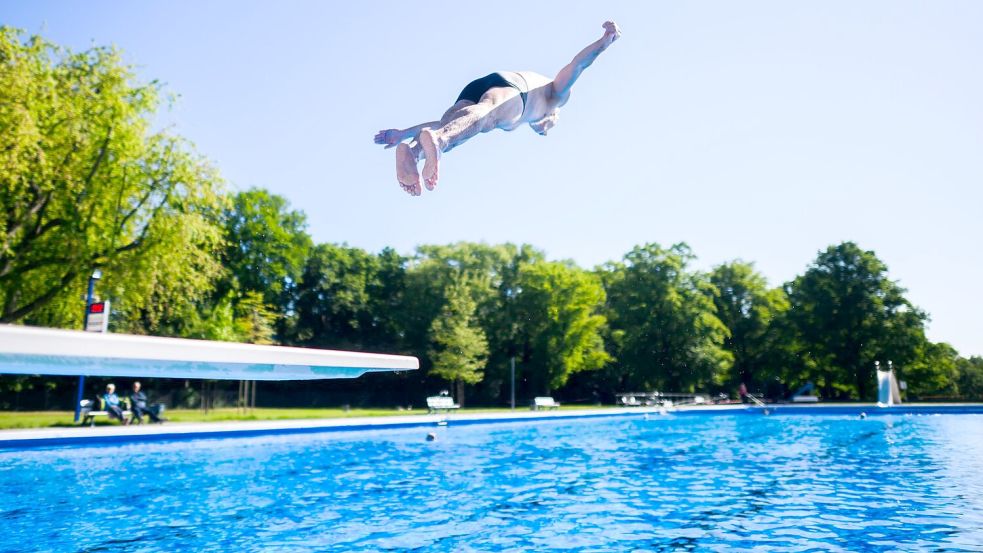 Der Besuch im Freibad könnte für viele teurer werden. (Archivbild) Foto: Julian Stratenschulte/dpa