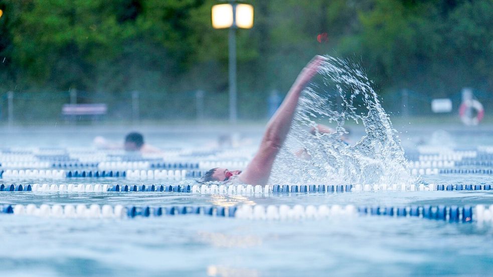 Ausdauersport wie Schwimmen hilft dabei, den Blutdruck zu regulieren. (Archivbild) Foto: Andreas Arnold/dpa
