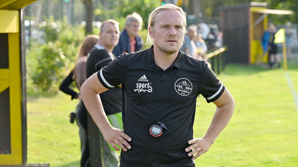 TuS-Trainer Thilo Janßen ist zufrieden mit der Mannschaftsleistung - abgesehen von der Chancenverwertung. Foto: Steenhoff