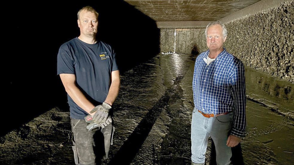 Fünf Meter unter der Erde: Schöpfwerksmeister Jens Higgen (links) und Meinhard Edzards von der Deich- und Sielacht Harlingerland stehen im trocken gelegten Siellauf in Neuharlingersiel. Foto: Imke Oltmanns