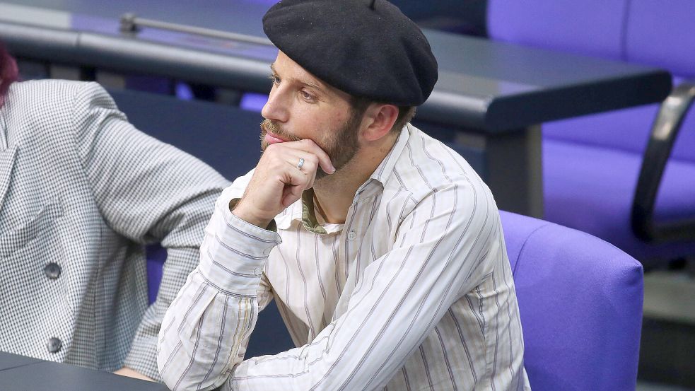 Der Mann mit der Mütze: Marcel Bauer am Donnerstag kurz vor seiner Verbannung aus dem Bundestagsplenum. Foto: IMAGO/dts Nachrichtenagentur