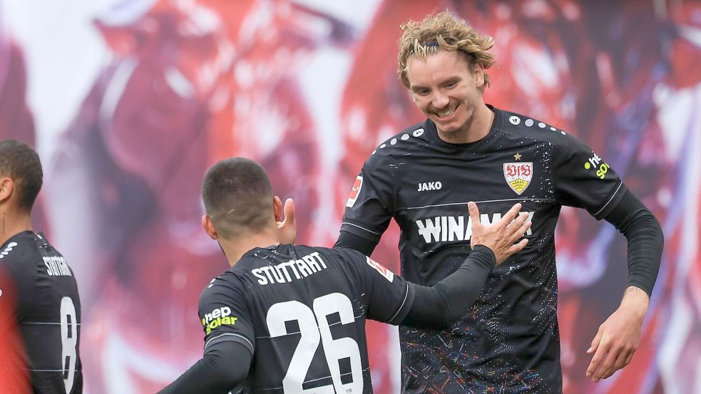 Stuttgarts Spieler Nick Woltemade (r) und Deniz Undav jubeln nach dem 2:2 in Leipzig. Foto: Jan Woitas/dpa