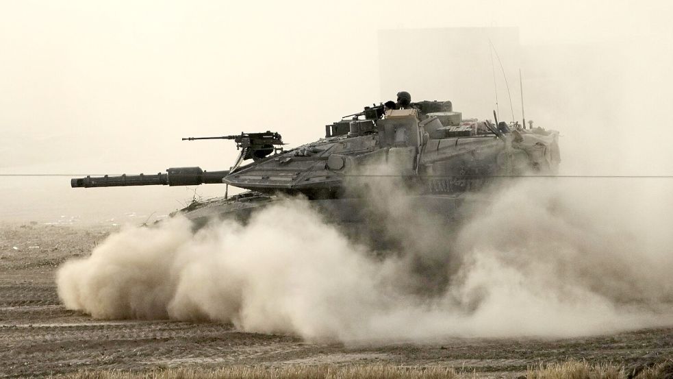 Ein israelischer Panzer in der Nähe des Gaza-Streifens: Die Armee hat eine neue Offensive mit dem Ziel der Zerschlagung der Hamas gestartet. Foto: Maya Alleruzzo/AP/dpa
