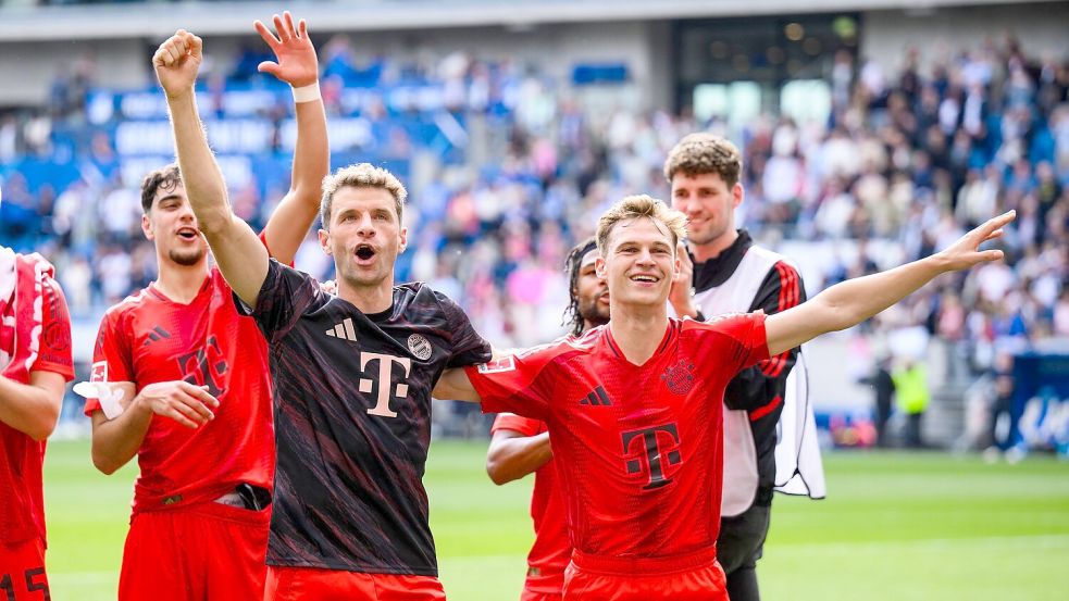 Thomas Müller jubelte in seinem letzten Bundesligaspiel für den FC Bayern München über einen klaren Sieg. Foto: Tom Weller/dpa