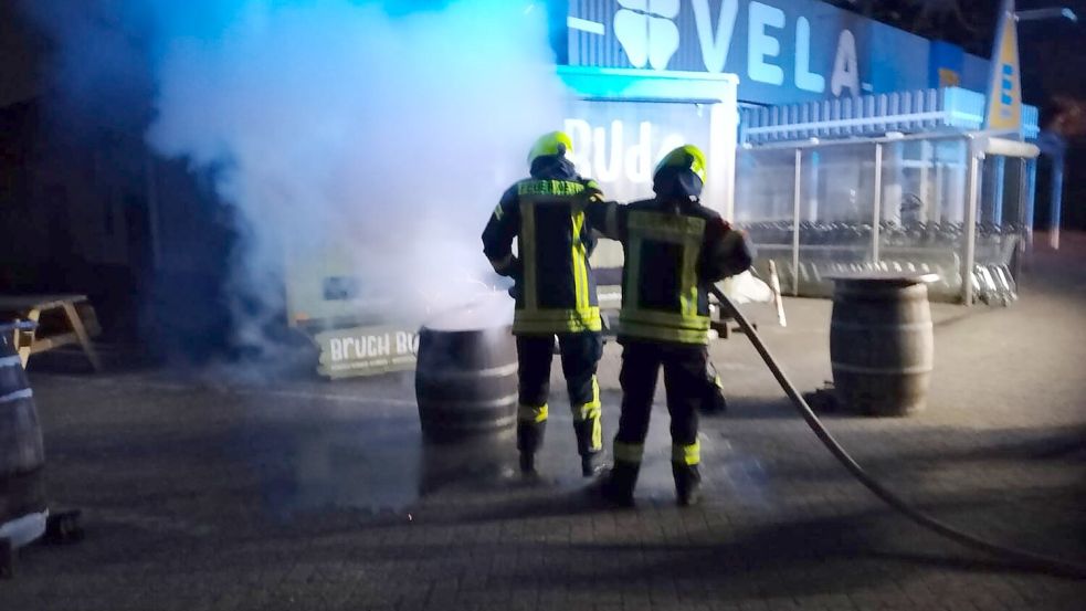 Die Feuerwehr lösche den Brand. Foto: Feuerwehr Warsingsfehn