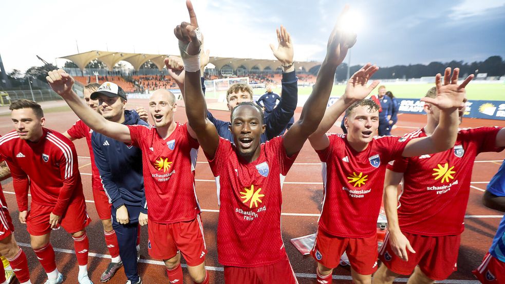 Die Spieler von Kickers Emden feierten am Samstag mit ihren mitgereisten Fans einen tollen Saison-Abschluss in Ottensen. Archivfoto: Jens Doden, Emden