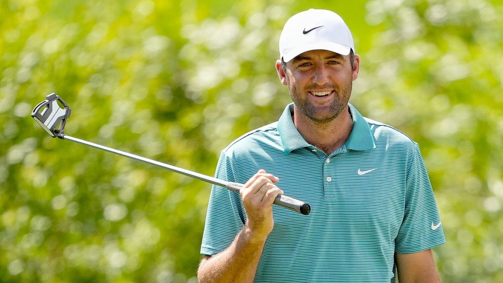 Scottie Scheffler hat bei der PGA Championship nach der dritten Runde die Führung übernommen. Foto: Matt York/AP/dpa