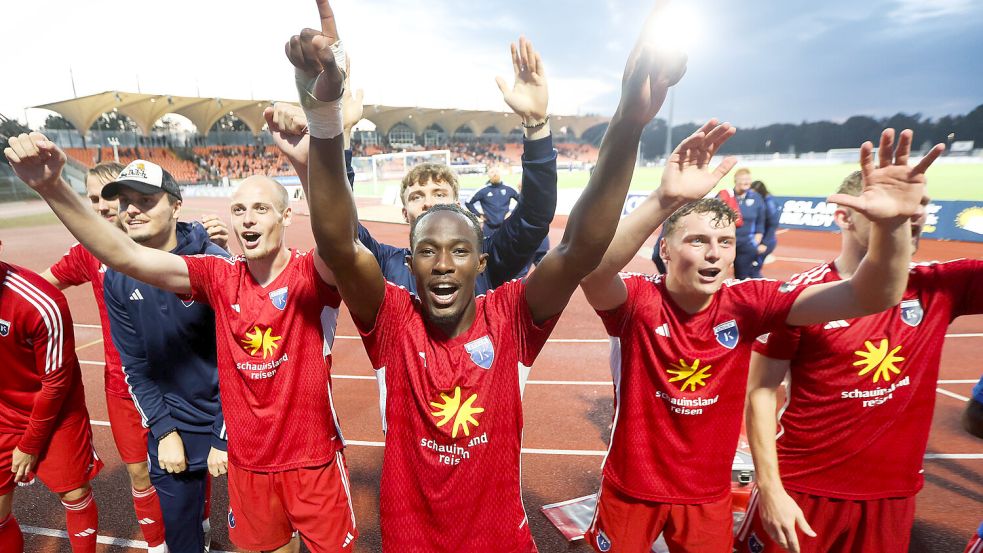 Die Spieler von Kickers Emden feierten am Samstag mit ihren mitgereisten Fans einen tollen Saison-Abschluss in Ottensen. Archivfoto: Jens Doden, Emden