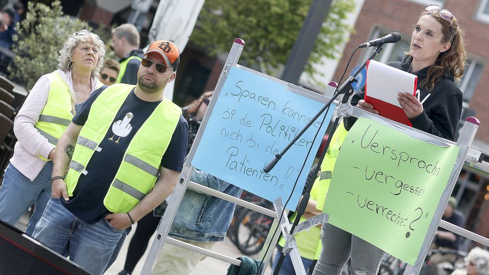 Kündigte weiteren Protest an: Zerrin Mentjes. Links vom Rednerpult: Grünen-Ratsherr Christian Nützel. Foto: Jens Doden