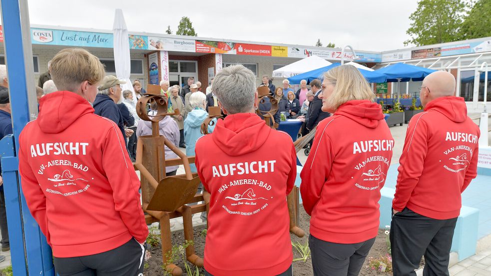 Und die Badaufsicht steht auch immer hinter dem Geehrten.