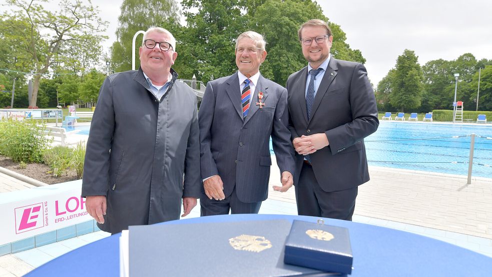 Alles zückt die Kamera, aber wohin schauen? Vorsitzender Heiko Müller, Ordensträger Peter Kurzak und Ordensüberbringer Tim Kruithoff (v.l.).