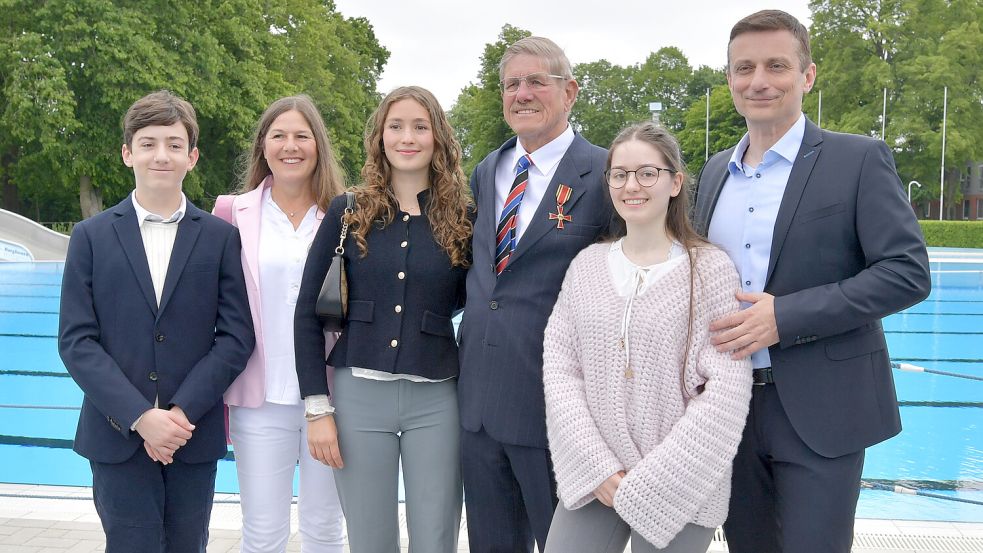 Der Ordensträger im Kreise seiner Familie, die eigens aus Hamburg und München angereist war mit Valentin Benkovic, Tochter Meike Kurzak, Marina, Angelina und Jossip Benkovic.