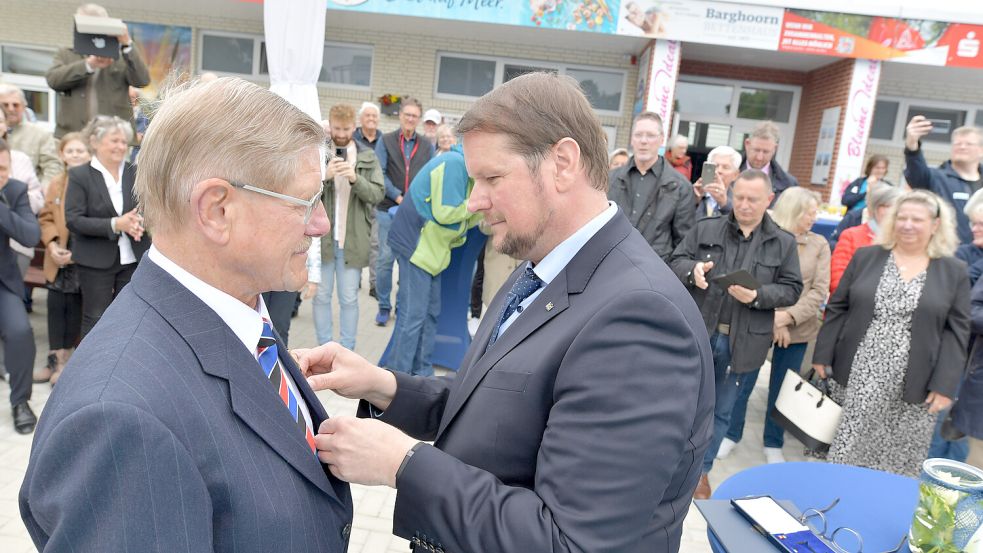 Der feierliche Moment der Ordensübergabe.