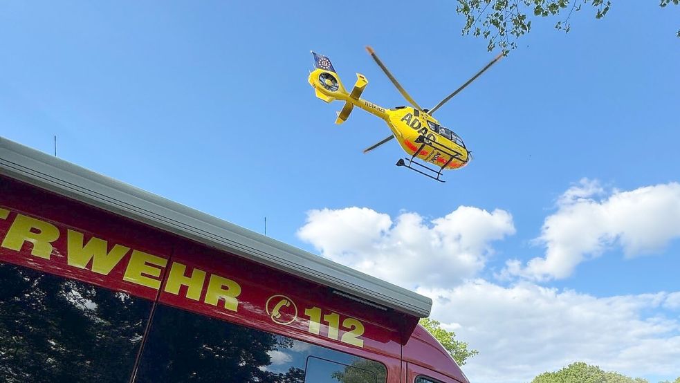 Die Besatzung eines Rettungshubschraubers musste wegen eines medizinischen Notfalls in der Nähe schnell zur Einsatzstelle gebracht werden. Die Feuerwehr sicherte währenddessen den Brandschutz und unterstützte den Rettungsdienst vor Ort. Foto: SG Sögel/Feuerwehr