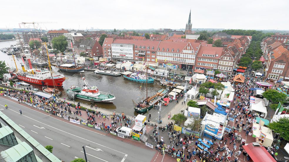 Emden verwandelt sich während des Emder Matjesfestes in eine bunte Vergnügungsmeile. Archivfotos