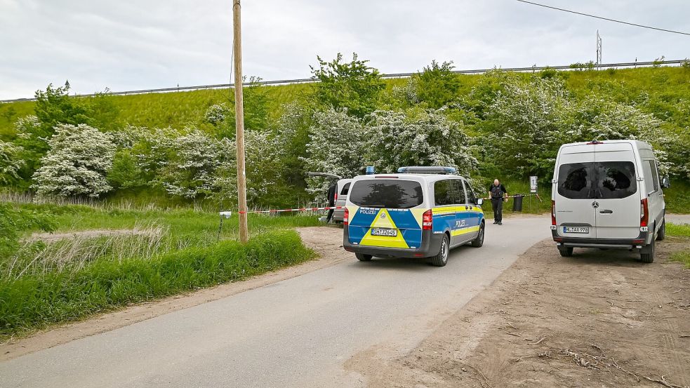 Bis in die Abendstunden dauert die Spurensicherung vor Ort. Erst dann wird der Leichnam zur Rechtsmedizin gebracht. Foto: Arne Jappe (arj)