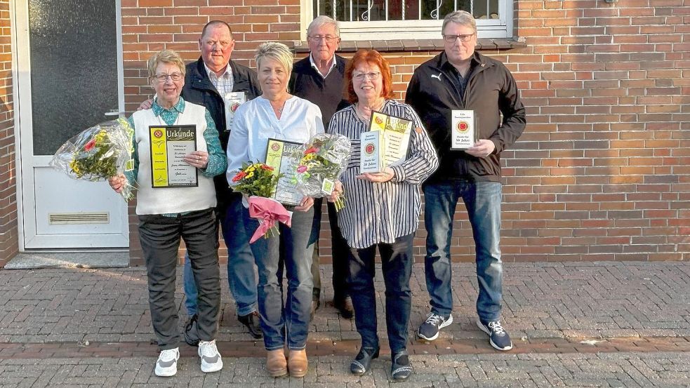 Nach der Versammlung stellten sich Jenny Akkermann (von links), Willi Schunke, Heike Willems, Temmo Hollander, Janette Rüssmann und Udo Boomgaarden für ein Erinnerungsfoto auf. Foto: privat