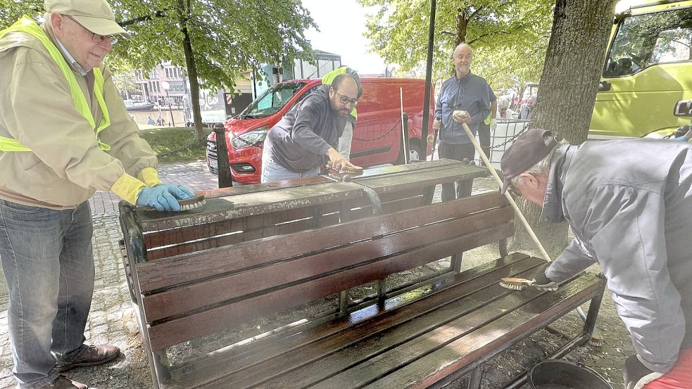 Mit vereinten Kräften wurden die Holzbänke an der Hafenpromenade in Leer ordentlich abgeschrubbt. Foto: privat