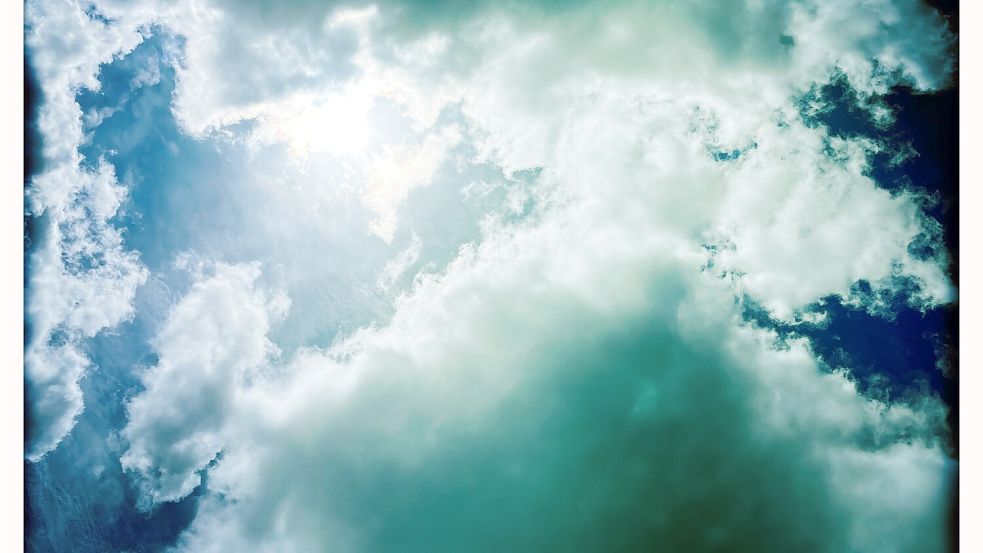 Einfach mal in den Himmel schauen und das Wolken-Sonne-Spektakel genießen. Foto: Oliver Bär