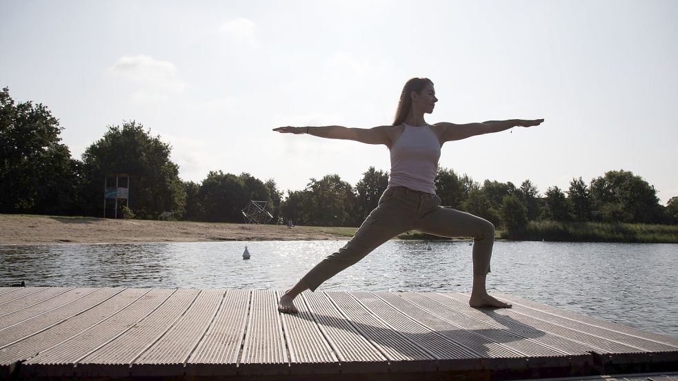 Yoga im Freien: Das ist in Emden im Sommer kostenlos möglich. Symbolfoto: Christin Klose/dpa-tmn