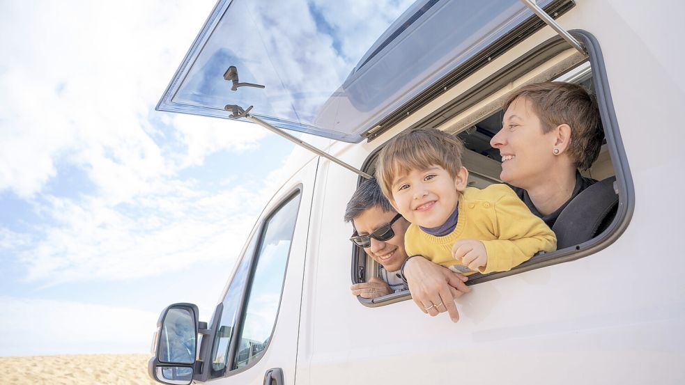 Camping mit Kleinkind oder Baby ist eine tolle Erfahrung - mit der richtigen Vorbereitung steht einem entspannten Urlaub nichts im Weg. Foto: IMAGO / Westend61