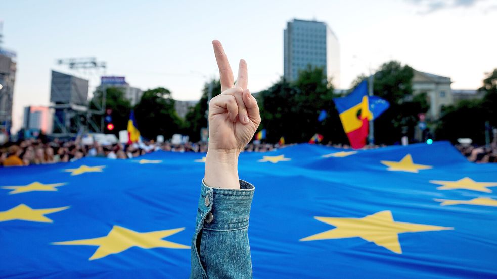 Freuen sich über den Wahlsieg: Anhänger des pro-europäischen Politikers Nicusor Dan, der nun Rumäniens neuer Staatspräsident wird. Foto: picture alliance/dpa/AP/Andreea Alexandru