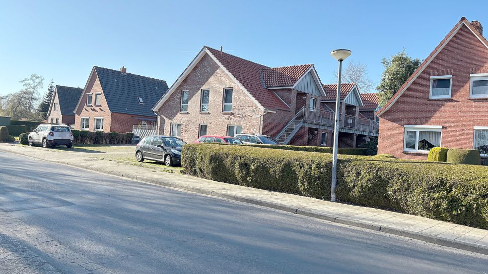 Das Mehrfamilienhaus (Mitte) war ein Grund dafür, dass 2017 Anwohner, Verwaltung und Politik aktiv wurden. Foto: Jonas Bothe/Archiv