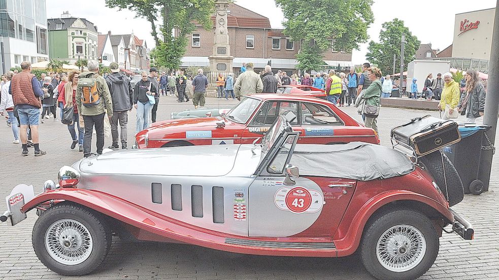 Die Oldtimer wurden in den vergangenen Jahren rund um den Denkmalsplatz abgestellt. Foto: Bodo Wolters/Archiv