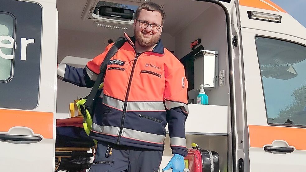 Mirko Freese in seinem Element. Bei den Einsätzen der Malteser ist er meist der Fahrzeugführer. Foto: Scherzer