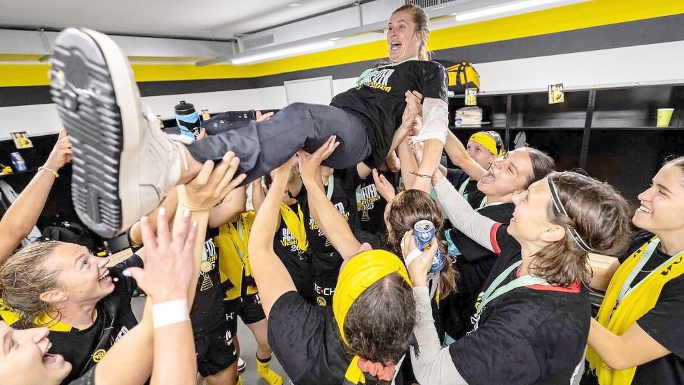 Die Spielerinnen ließen nach dem großen Triumph die Trainerin hochleben.