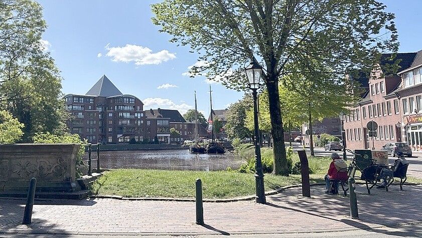 Ein Platz im Schatten mit Blicks aufs Wasser und umgeben von etwas Grün: Das wird noch mehr in Emden gewünscht. Rund um den Delft soll das noch kommen. Hier schauen wir auf den Falderndelft. Foto: Mona Hanssen