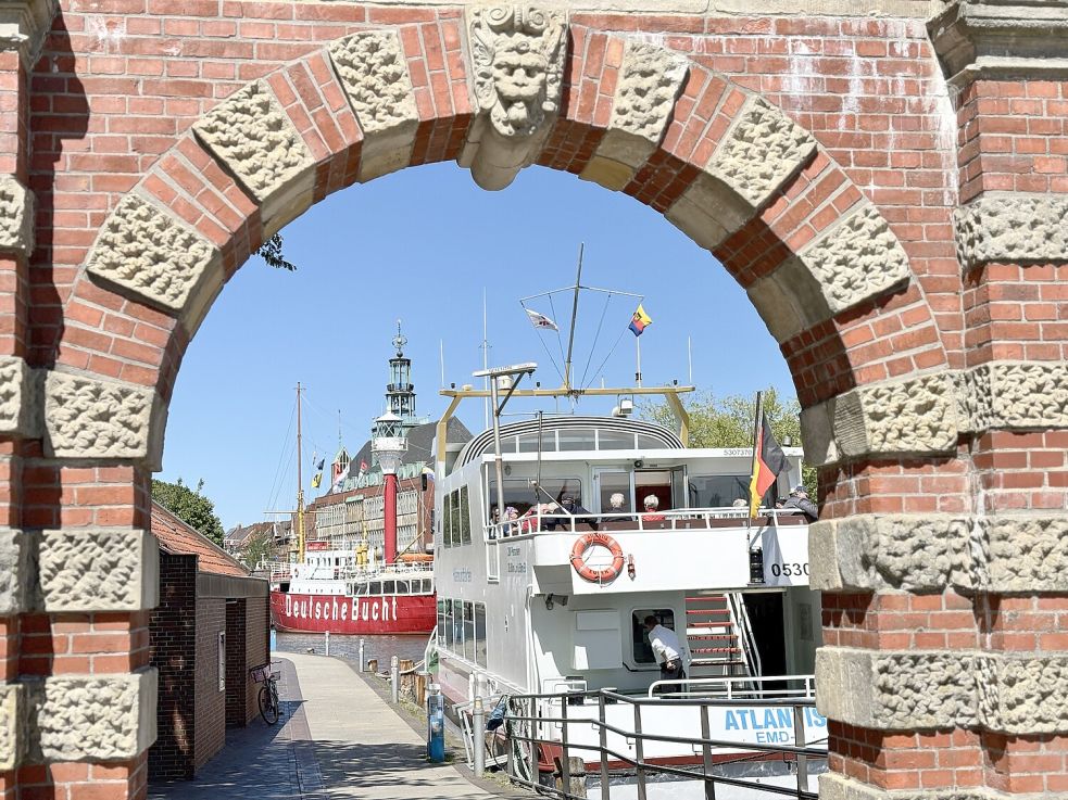 Der Blick durch das historische Hafentor auf Schiffe und das alte Rathaus. Foto: Klaus Ortgies