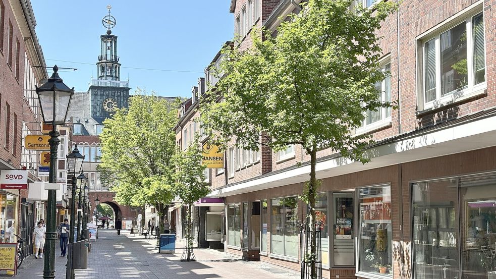 Die Bücherläden und Cafés werden in Emden gelobt. Mehr Geschäfte werden aber gewünscht. Hier ist der Blick auf die Fußgängerzone der Brückstraße gerichtet. Foto: Klaus Ortgies