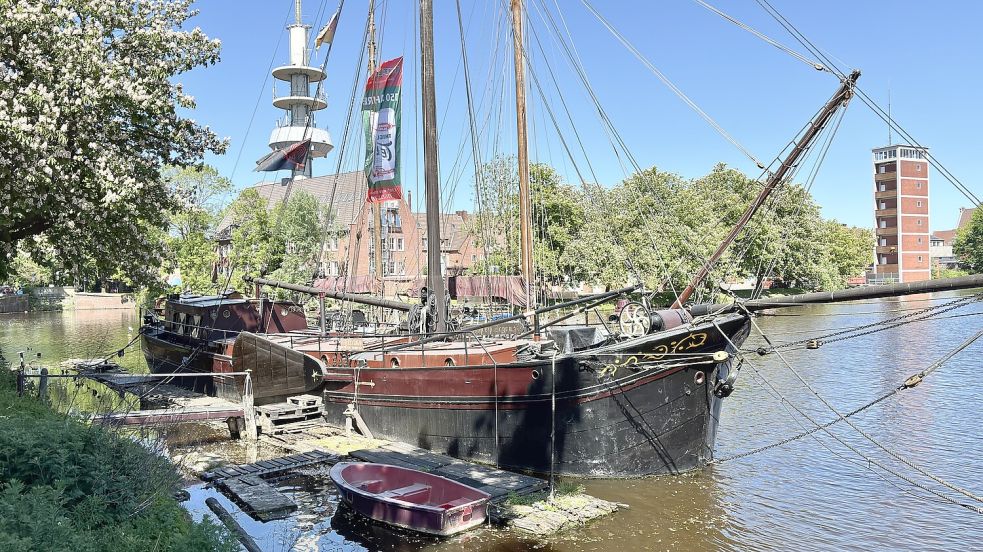 Emden überzeugt durch viel Wasser und (historische) Schiffe wie hier im Falderndelft. Foto: Klaus Ortgies