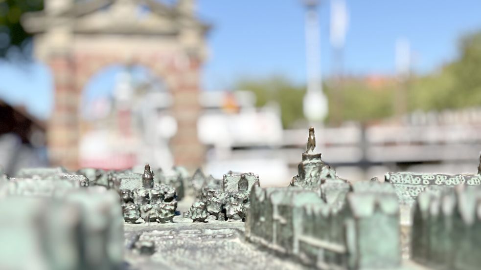 Emden in Miniatur mit Blick auf den Stadtgarten und das Rathaus. Foto: Klaus Ortgies