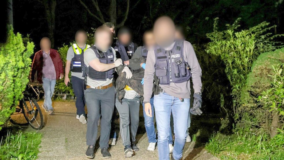 In Heiligenhaus bei Düsseldorf haben Polizisten einen verdächtigen Mann festgenommen. Foto: Tim Oelbermann/dpa
