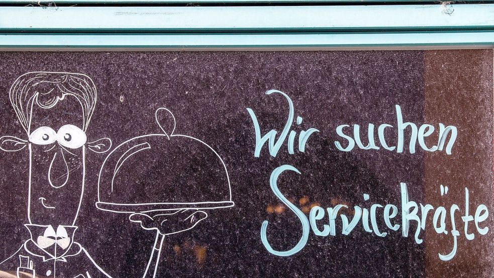 Besonders in der Dienstleistungsbranche wie der Gastronomie ist Personal knapp (Archivbild) Foto: Jens Büttner/dpa