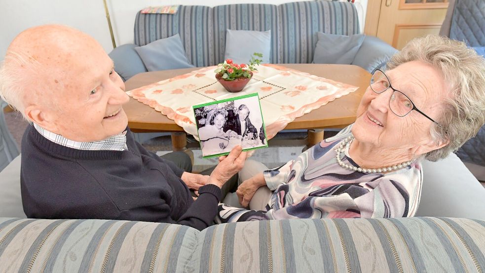 Frieda und Helmut Dirks schwelgen gemeinsam in Erinnerungen: Er hält ein Foto von ihrer Hochzeit im Jahr 1950 in der Hand. Foto: Klaus Ortgies