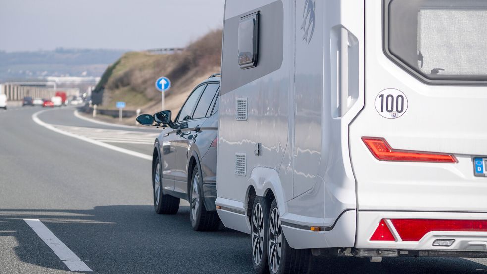 Unerwartete Kosten können beim Campen überall lauern. Schon auf der Autobahn im Ausland können Mautzahlungen fällig werden. Foto: IMAGO/Bihlmayerfotografie