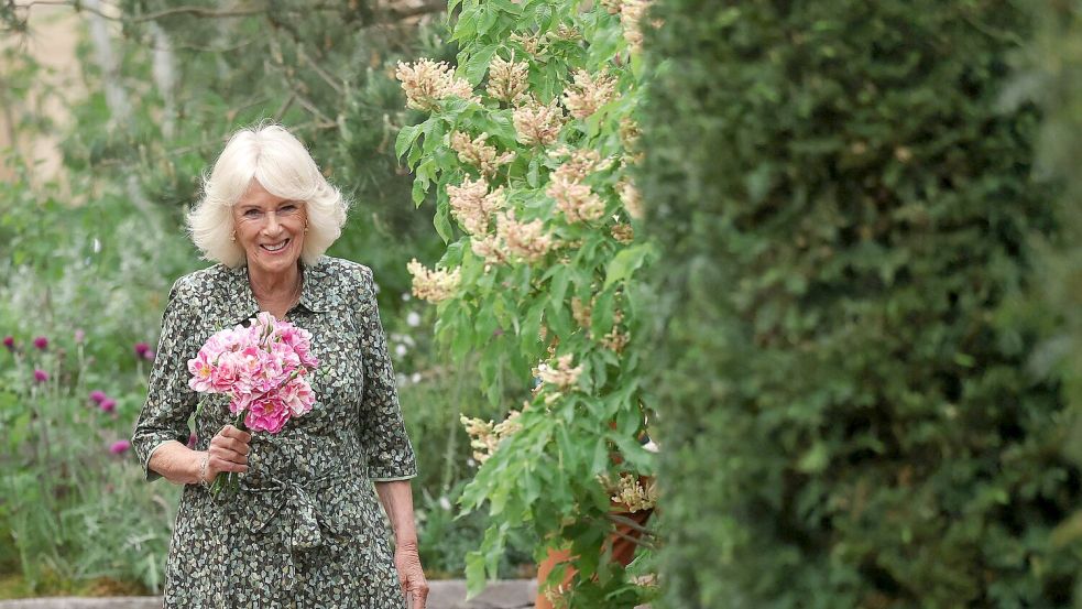 Königin Camilla hält die „King’s Rose“. Foto: Toby Melville/PA Wire/dpa