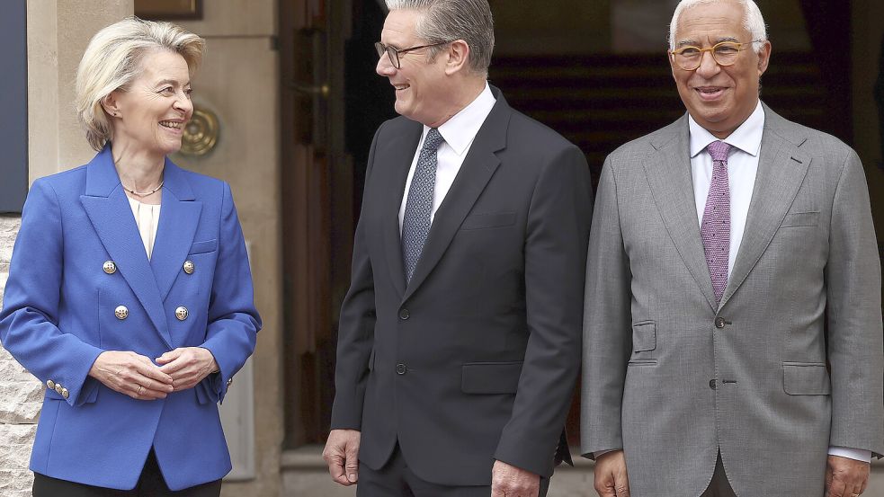 Vor dem EU-Großbritannien-Gipfel am Lancaster House in London: Der britische Premierminister Keir Starmer (Mitte) mit der Präsidentin der Europäischen Kommission, Ursula von der Leyen, und dem Präsidenten des Europäischen Rates, Antonio Costa. Foto: Henry Nicholls/dpa/Pool AFP
