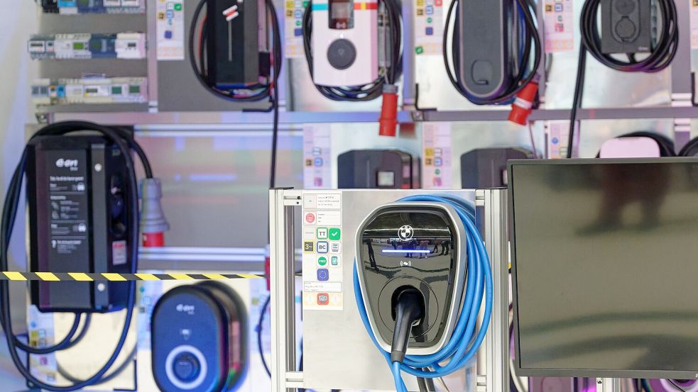 Die Bundesnetzagentur hat die elektrische Sicherheit von Wallboxen geprüft und festgestellt: Keine Gefahren für die Nutzerinnen und Nutzer. Auch die Funktechnik funktionierte. (Symbolbild) Foto: Henning Kaiser/dpa