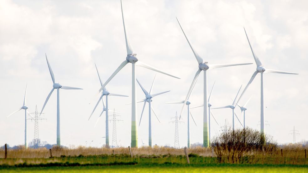 Windkraftanlagen stehen auf Feldern im Landkreis Aurich. In der Krummhörn sollen weitere Flächen für Windenergie ausgewiesen werden. Symbolfoto: Hauke-Christian Dittrich/dpa