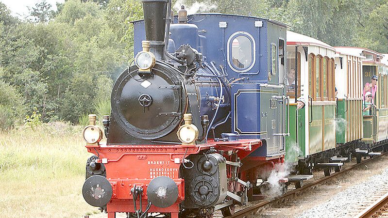 Die Inselbahn der Borkumer Kleinbahn & Dampfschifffahrtsgesellschaft ist mit einer Reisegeschwindigkeit von fast 50 km/h nicht nur die schnellste, sondern mit über 7 Kilometern Strecke auch die längste Bahn der ostfriesischen Inseln. Foto: Borkumer Kleinbahn & Dampfschifffahrtsgesellschaft