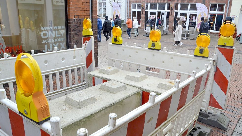 In der Kirchstraße gab es zum Hollandmarkt im März 2025 solche Sperren, die wie riesige Beton-Legosteine aussehen. Foto: Aiko Recke
