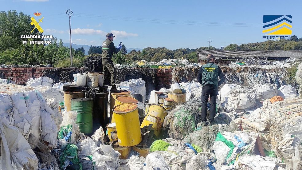 Es geht um mindestens 41.000 Tonnen Plastikmüll. (Foto Handout) Foto: --/Guardia Civil /dpa