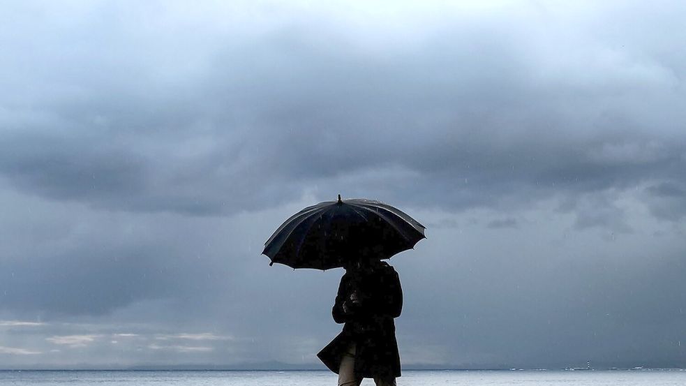 Heftiger Regen fällt an der bei Urlaubern beliebten französischen Mittelmeerküste. (Symbolfoto) Foto: Valery Hache/AFP/dpa
