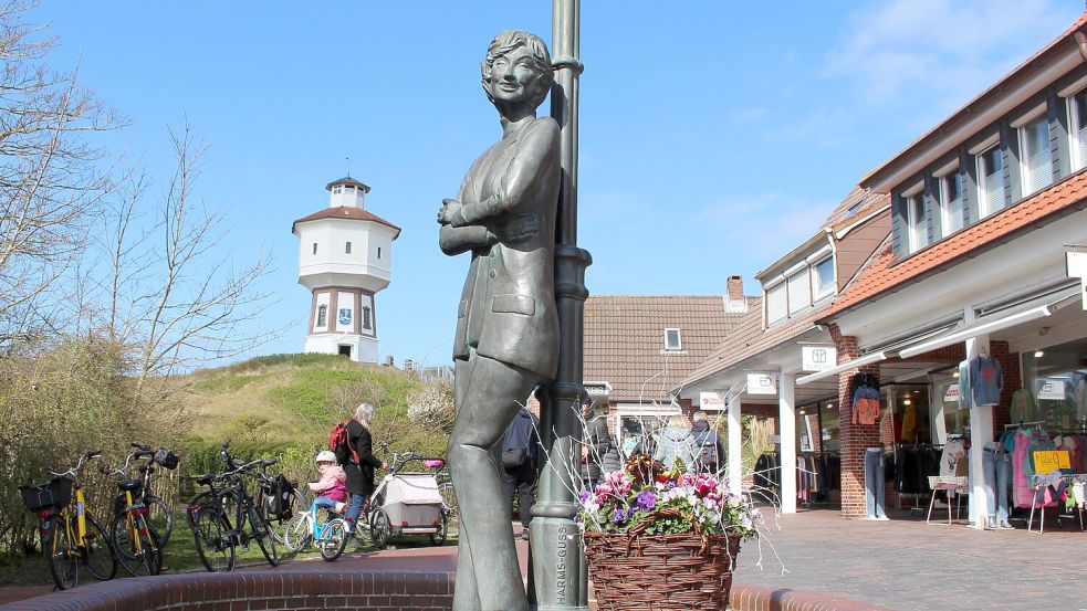 Die Lale-Andersen-Figur vor dem Langeooger Wasserturm. Foto: Imke Oltmanns