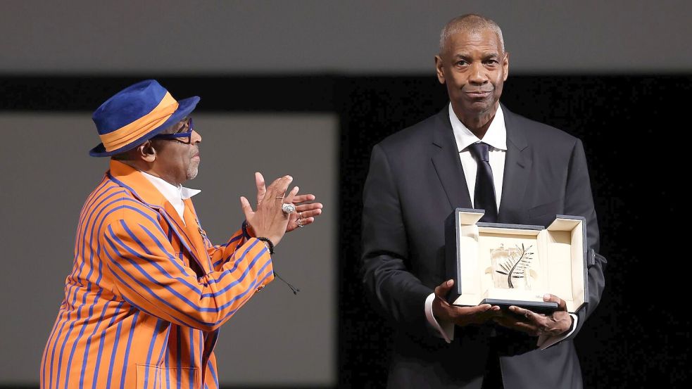 Im Kinosaal erhielt der Oscarpreisträger einen Ehrenpreis. Foto: Sameer Al-Doumy/POOL AFP/AP/dpa