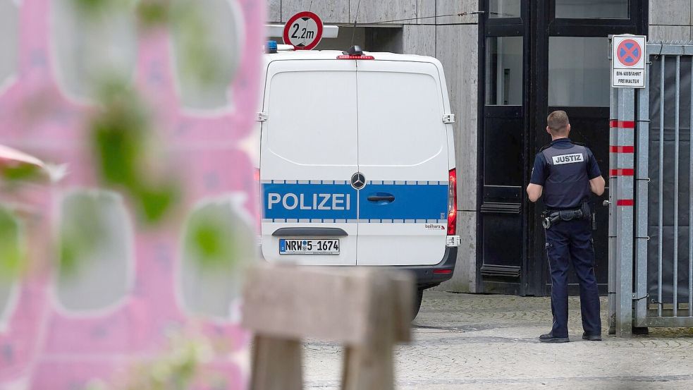 Im Landgericht Bielefeld wurde der Tatverdächtige einem Haftrichter vorgeführt. Foto: Bernd Thissen/dpa